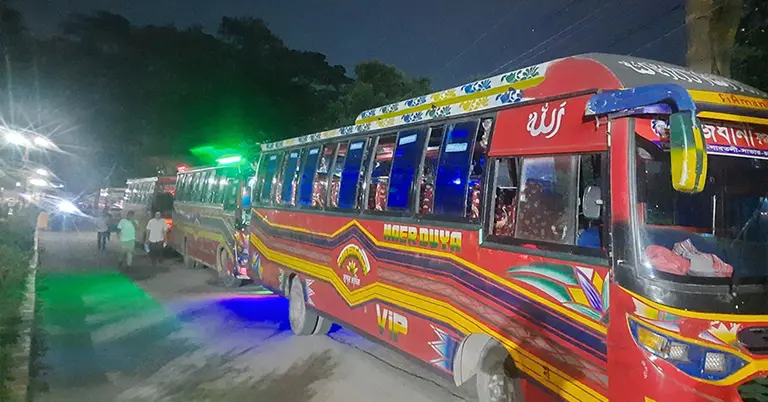 রাজধানী পরিবহনের বাস আটক করেছে শিক্ষার্থীরা